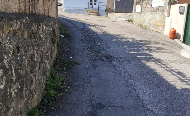 El PP denuncia la falta de limpieza y el mal estado de la carretera en Trabanca Sardiñeira