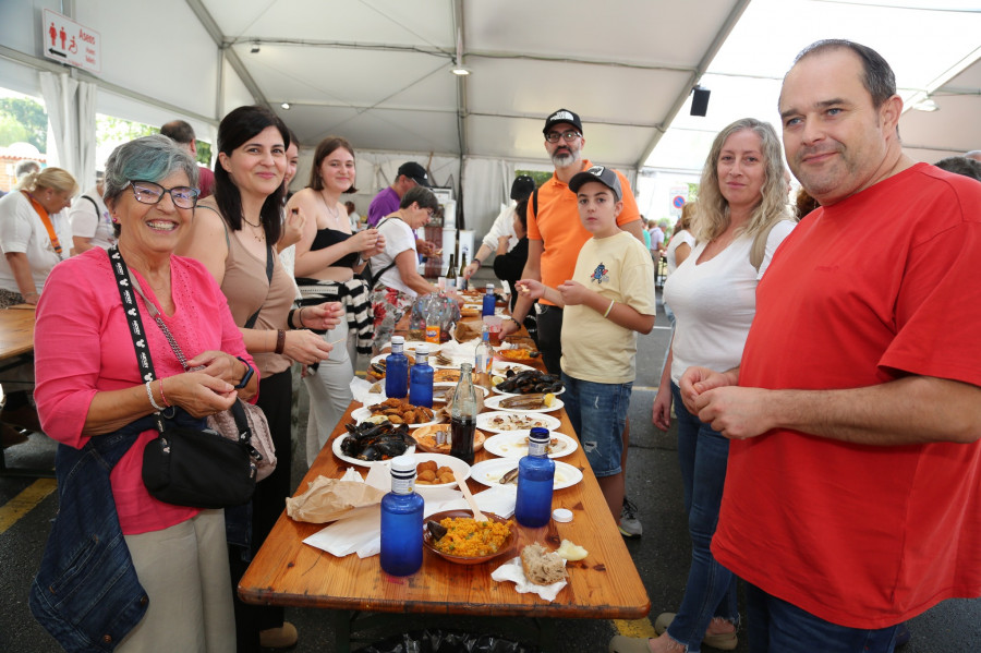 Los mejores manjares y ofertas del comercio local se citan en la Festa do Marisco que hoy entrega sus “Centolas de Ouro”