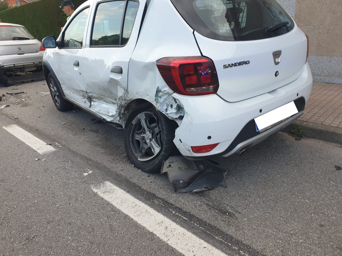 Accidente ribadumia fugado coches aparcados