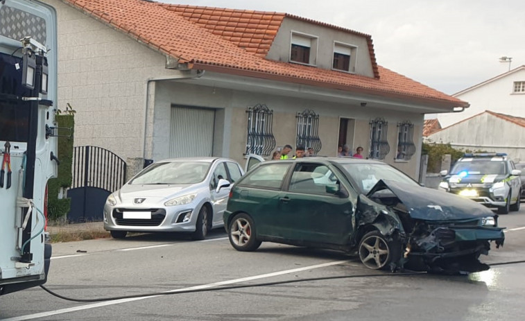Un conductor se sale de la vía, colisiona contra dos coches aparcados en Ribadumia y desaparece del lugar