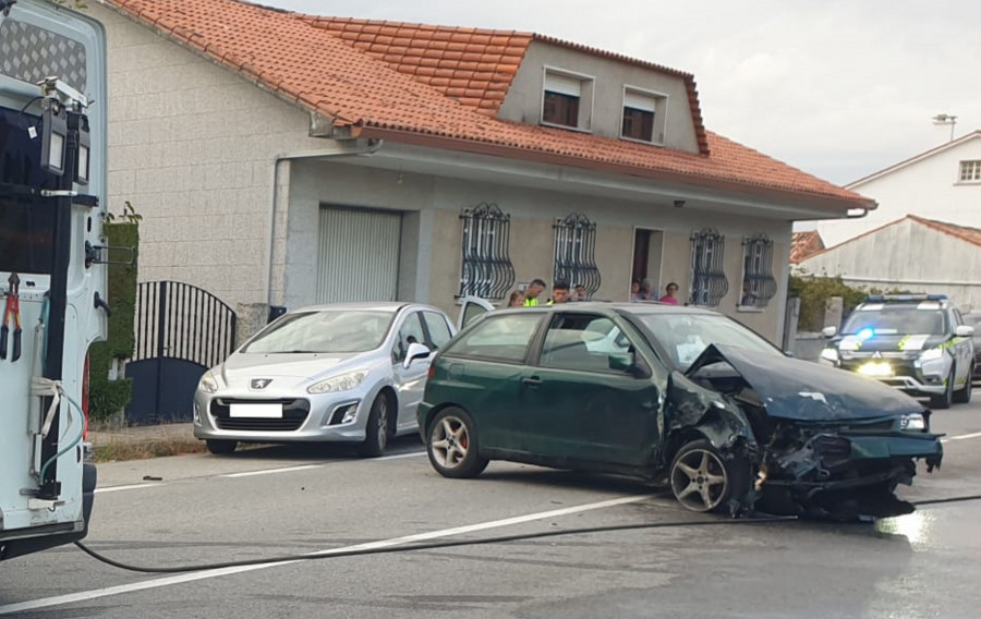 Un conductor se sale de la vía, colisiona contra dos coches aparcados en Ribadumia y desaparece del lugar