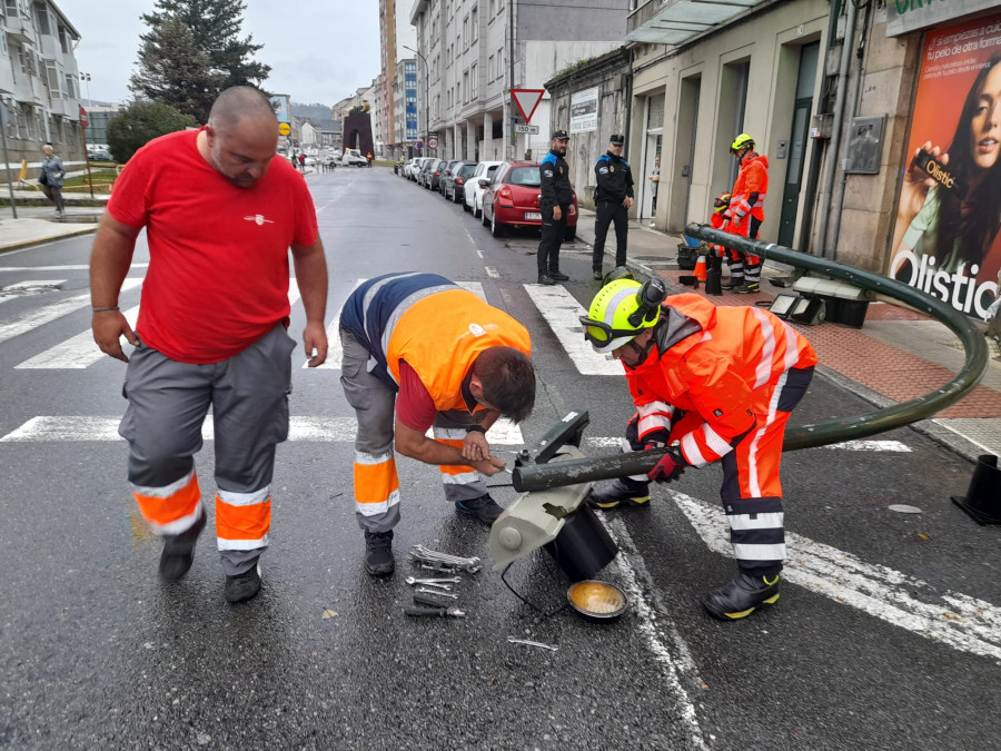 El viento derriba un semáforo en San Roque y el alcantarillado desborda en las ciclovías