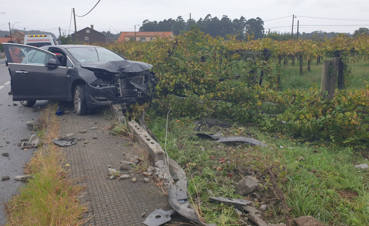 Un conductor sufre quemaduras por el airbag tras salirse de la vía y derribar varios postes de un viñedo en Cambados