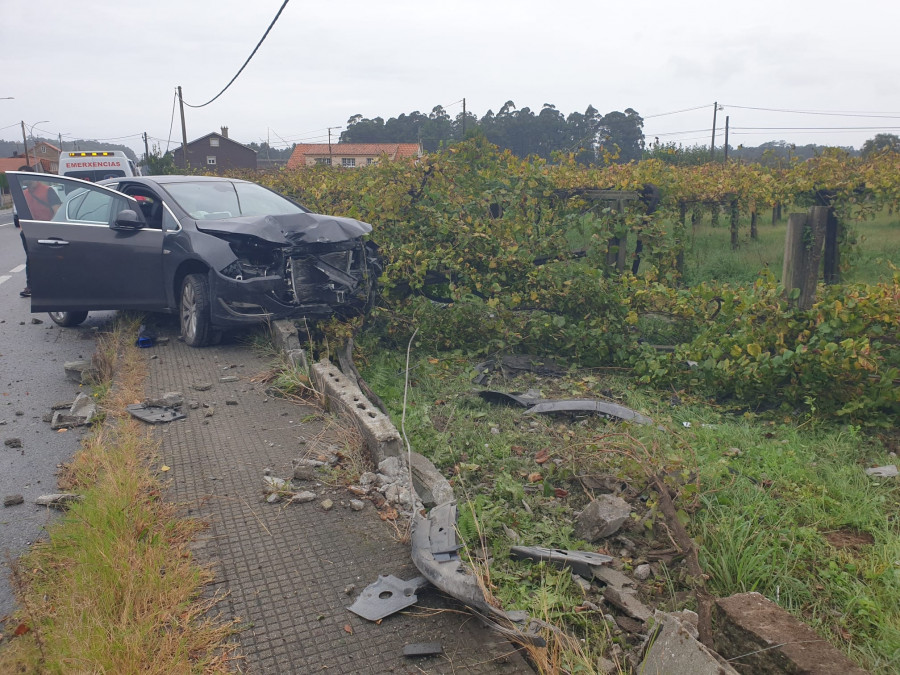 Un conductor sufre quemaduras por el airbag tras salirse de la vía y derribar varios postes de un viñedo en Cambados