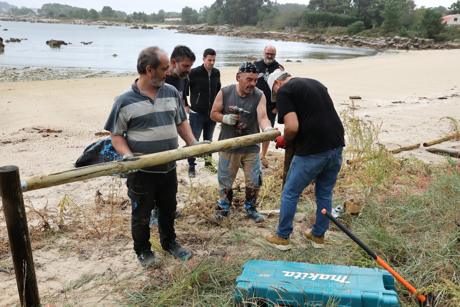 A Illa renueva y repone todo el vallado de la playa de Espiñeiro y extiende el cierre a la zona dunar