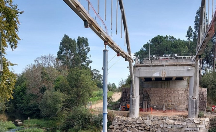 La Xunta ultima el desmontaje del tablero del puente de Pontearnelas