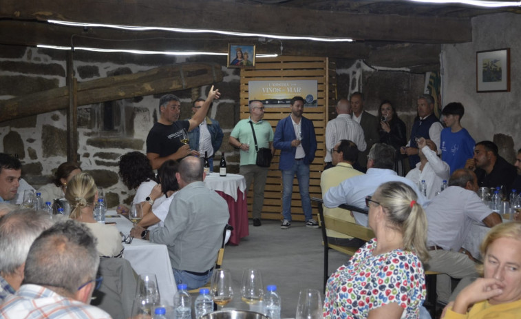 Castrelo inaugura su I Mostra dos viños do mar con éxito de asistencia y respaldo institucional