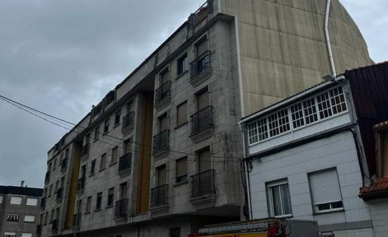 Bomberos de Boiro retiran una chimenea que corría peligro de caer en Escarabotiño