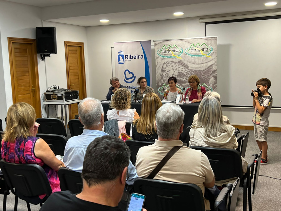 Carmen Rey Núñez presenta en Ribeira su cuarto y último libro, "As arelas de Mariña"