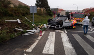 Una conductora vuelca su coche tras salirse de la vía y chocar contra un cartel en Sanxenxo