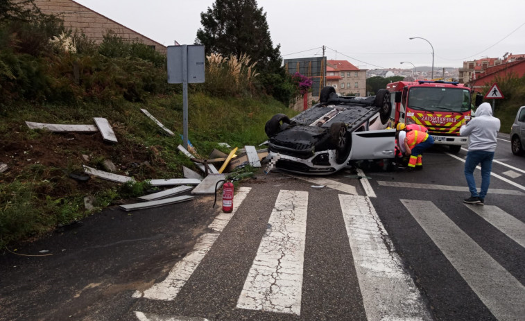 Una conductora vuelca su coche tras salirse de la vía y chocar contra un cartel en Sanxenxo