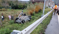Aparatoso accidente en Cuntis: Se sale de vía, da dos vueltas de campana y choca contra un poste