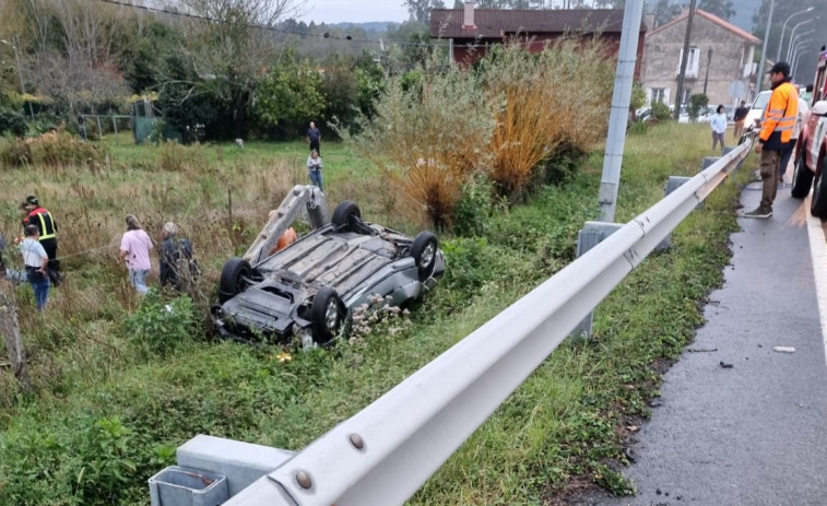 Aparatoso accidente en Cuntis: Se sale de vía, da dos vueltas de campana y choca contra un poste