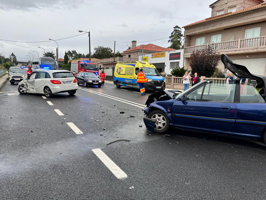 Dos heridos, uno grave, tras chocar dos coches en Sanxenxo