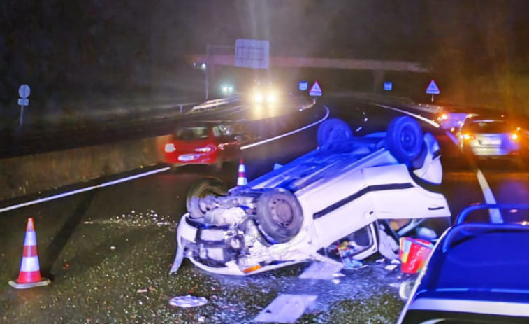 Un conductor sufre la amputación de los pies en un brutal accidente con vuelco en la AG-11 en Rianxo