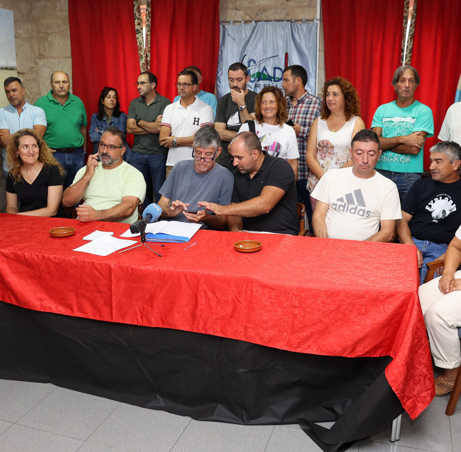 El sector del mar recaba apoyos para la protección del marisqueo y la pesca en el Pleno de Vilanova