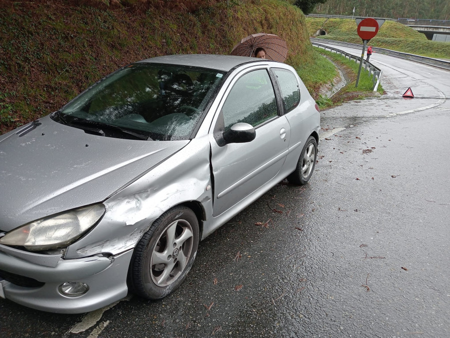 Registrados dos accidentes de tráfico por sendas salidas de vía en la AG-11 en Rianxo