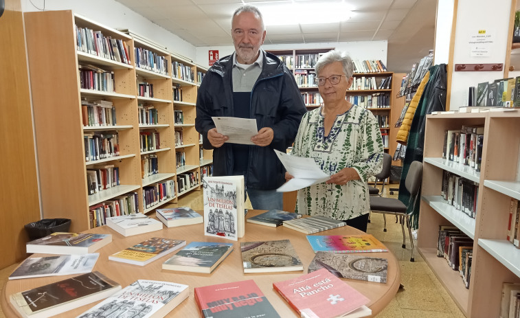 José Vicente Domínguez anuncia novela sobre conversaciones con ocas al donar sus 16 obras a la biblioteca de Ribeira