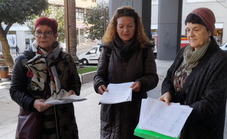 Promotoras de la recogida de firmas para mejorar el transporte público en Ribeira denuncian que no se hizo nada