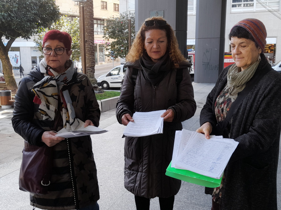 Promotoras de la recogida de firmas para mejorar el transporte público en Ribeira denuncian que no se hizo nada