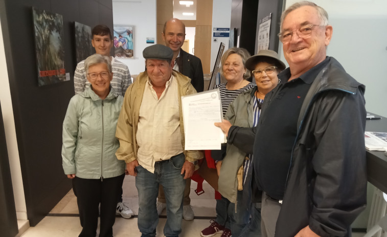 Vecinos de Corrubedo entregan 1.502 firmas en el Concello de Ribeira para reclamar un cajero bancario