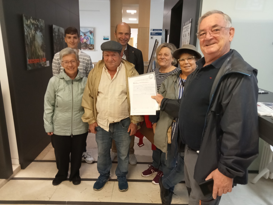 Vecinos de Corrubedo entregan 1.502 firmas en el Concello de Ribeira para reclamar un cajero bancario