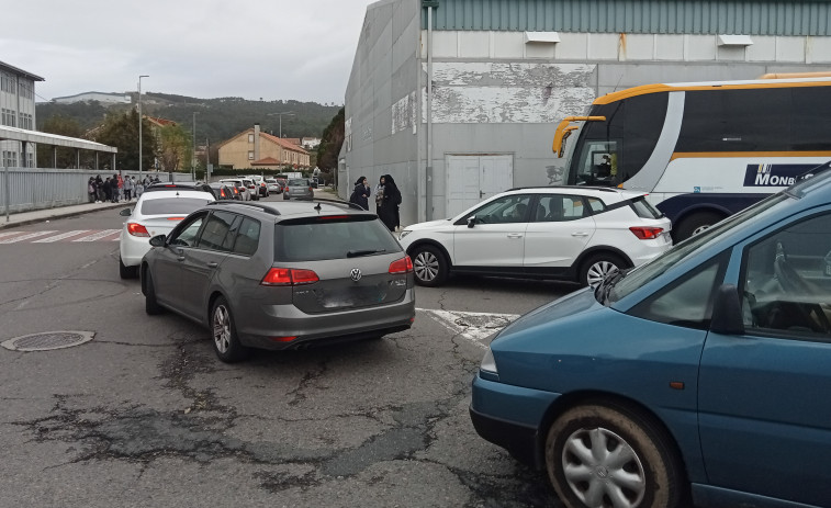 Caos circulatorio en el IES Nº1 de Ribeira al ir muchos padres a llevar y recoger a sus hijos