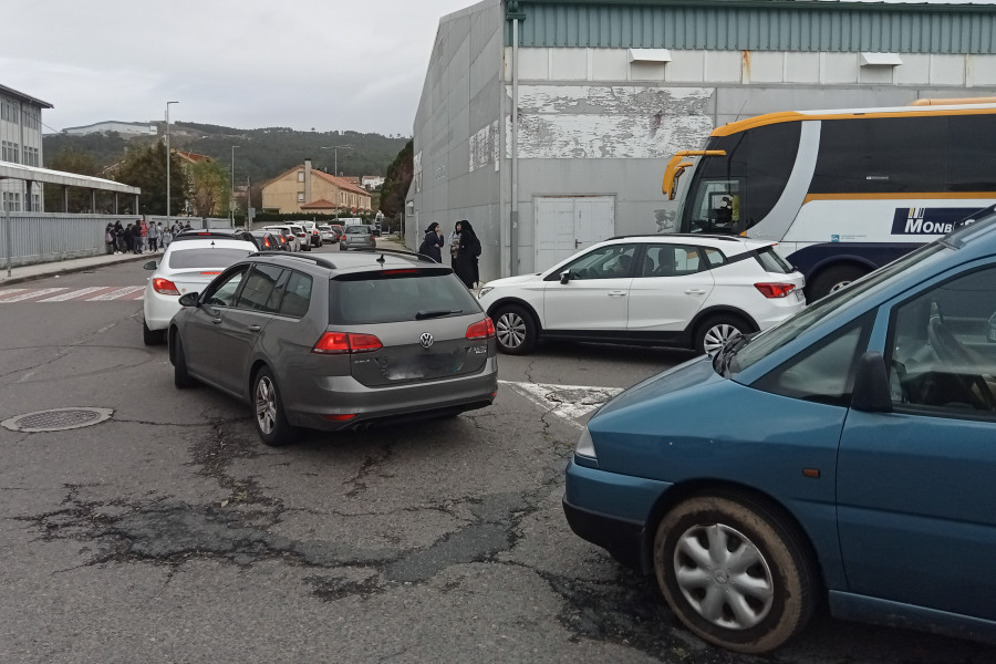 Caos circulatorio en el IES Nº1 de Ribeira al ir muchos padres a llevar y recoger a sus hijos