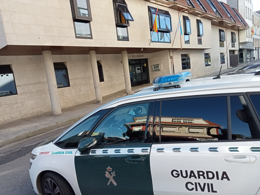 Detenidos tres individuos por once delitos de robo en diferentes grados en Boiro, de los que dos fueron enviados a prisión