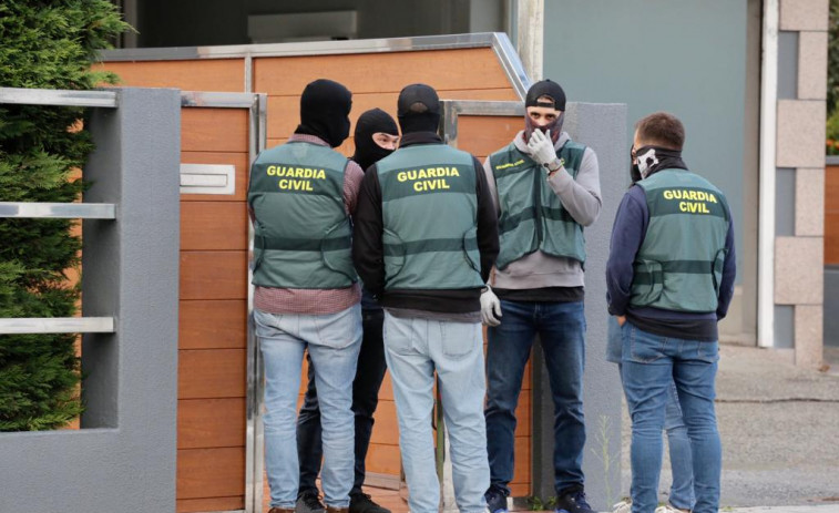 Registran la casa de Santórum en Vilanova tras hallar cinco kilos de cocaína en un control en Milladoiro