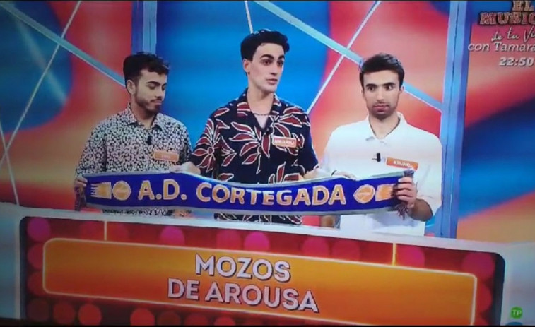 Mozos de Arousa regalan una bufanda del Cortegada a Ion Aramendi, que jugó en Vilagarcía