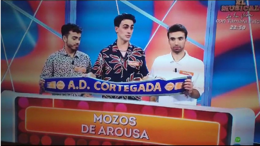 Mozos de Arousa regalan una bufanda del Cortegada a Ion Aramendi, que jugó en Vilagarcía