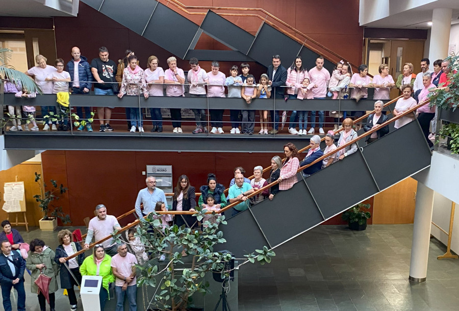 Boiro formó en las escaleras del consistorio una cadena humanas rosa en el Día Mundial Contra el Cáncer de Mama