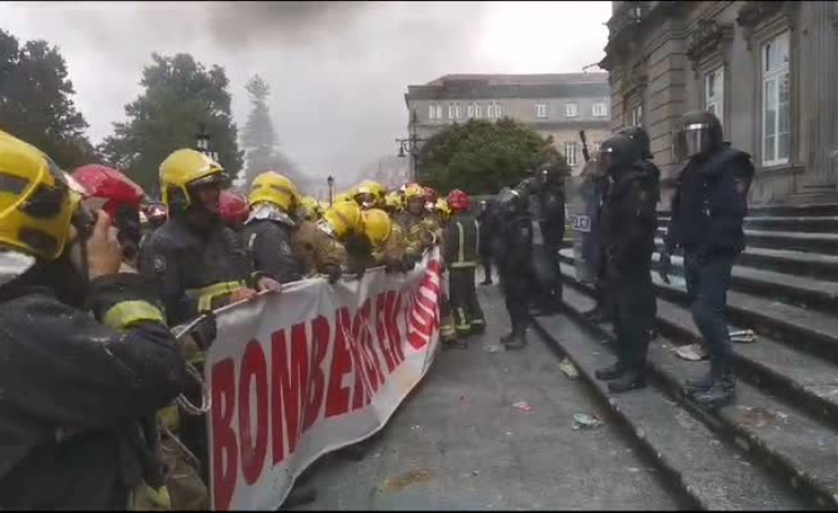 Los bomberos reivindican sus derechos en la Diputación ante una fuerte presencia policial