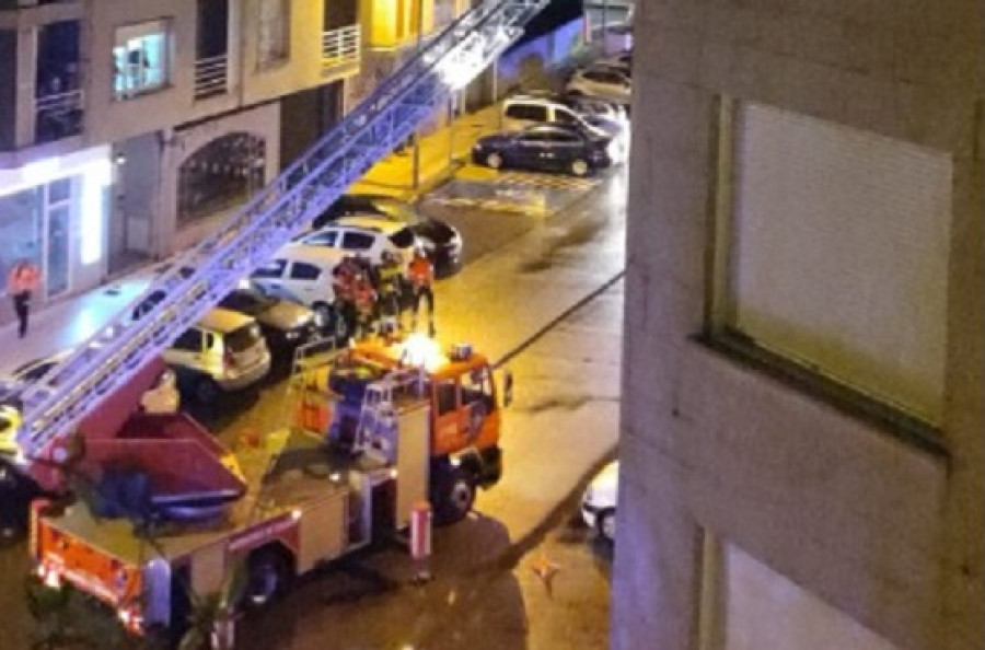 Unas tejas desprendidas de un edificio dañan un coche