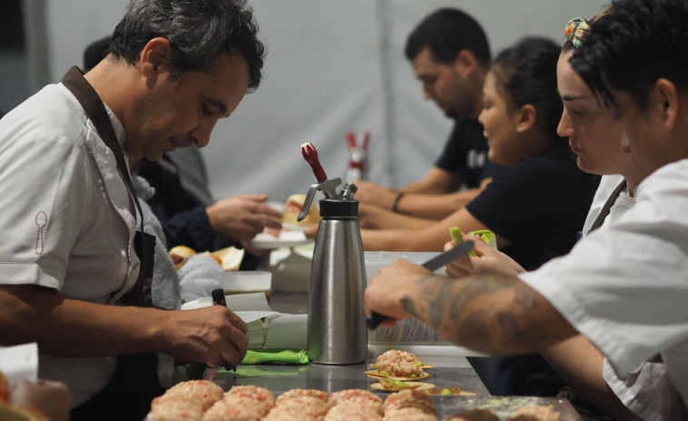 Gastronomía y música se unen en O Grove de la mano de Nos Seus Pés para ayudar a los refugiados