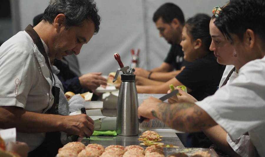 Gastronomía y música se unen en O Grove de la mano de Nos Seus Pés para ayudar a los refugiados