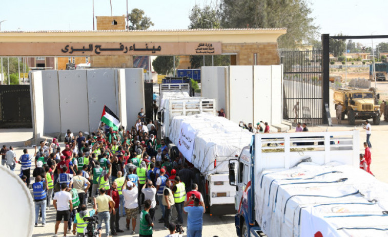 Veinte camiones entran en Gaza con comida, agua y medicinas