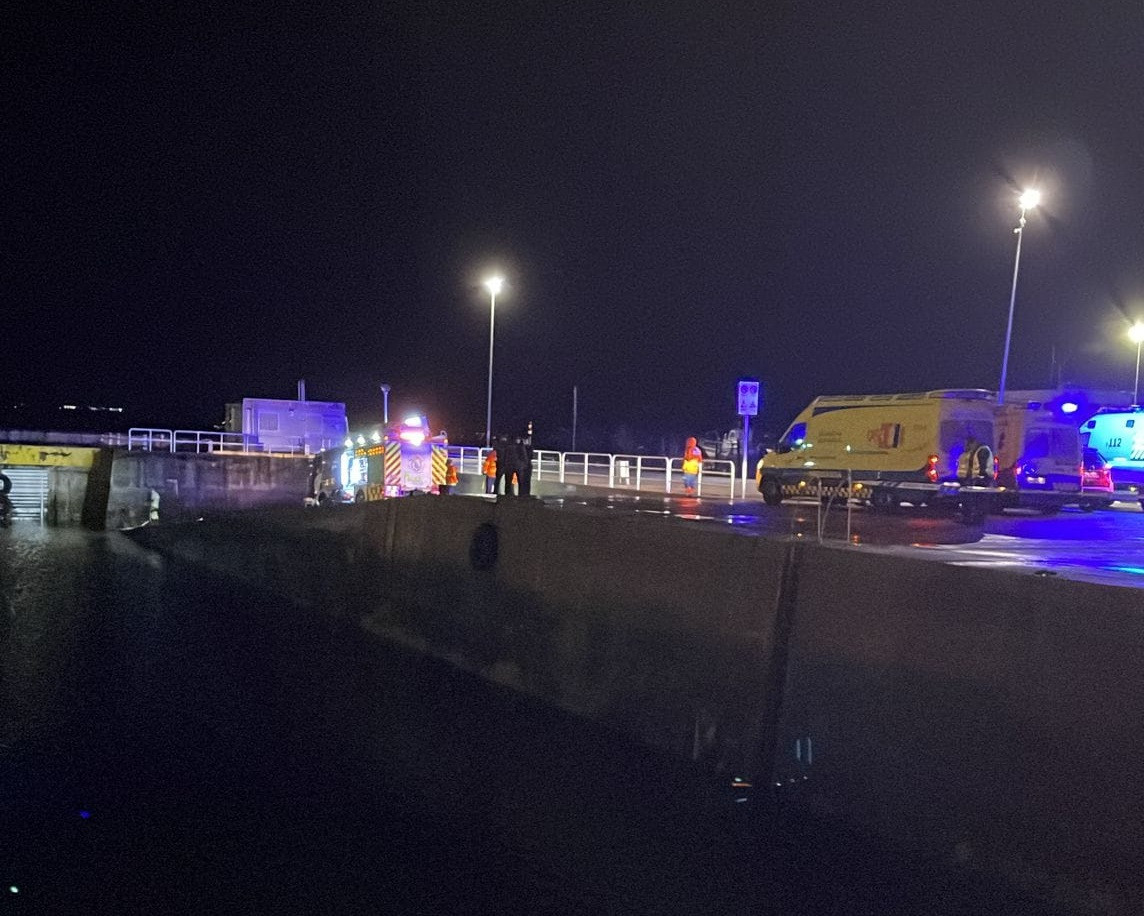 Rescate coche caído al mar muerto Vilanova puerto
