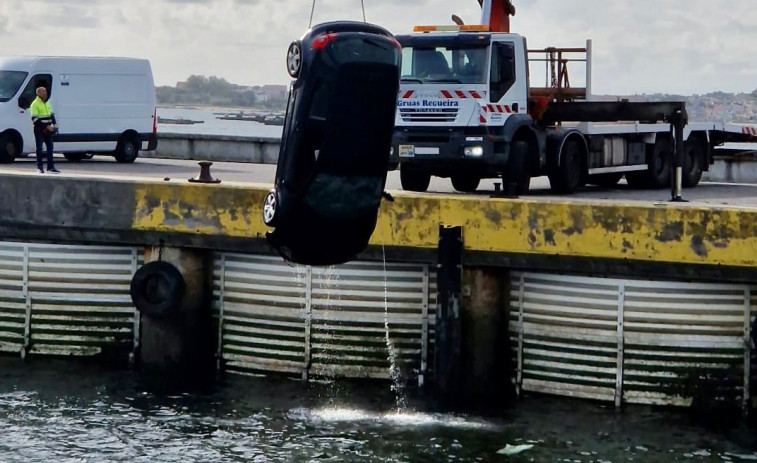 Fallece un conductor que cayó al mar con su coche en el puerto de Vilanova