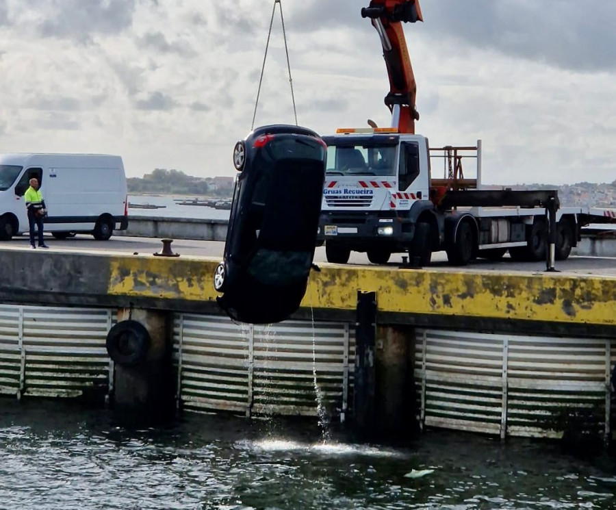 Fallece un conductor que cayó al mar con su coche en el puerto de Vilanova