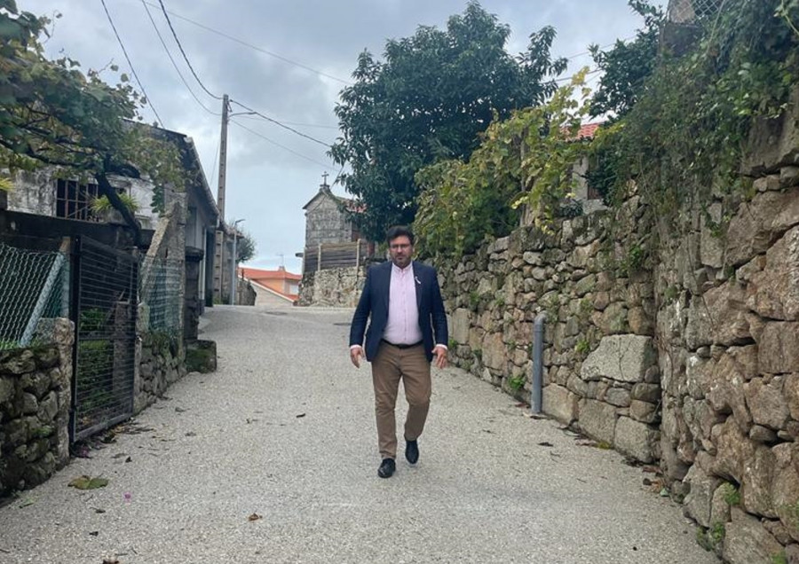 Meaño  concluye la humanización del entorno de la iglesia de Simes