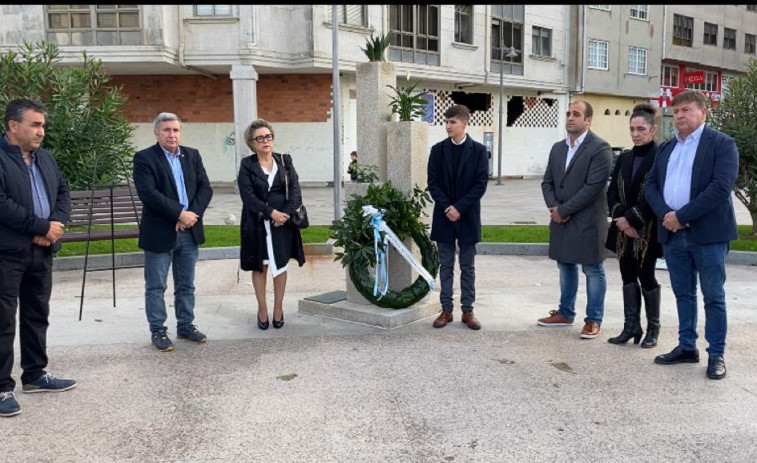 Ribeira recuerda a las víctimas del covid con un homenaje en la Praza de España