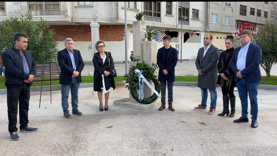 Ribeira recuerda a las víctimas del covid con un homenaje en la Praza de España