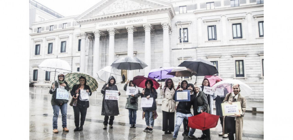 Mujeres pacientes y enfermas de cáncer de mama se concentran frente del Congreso de los Diputados
