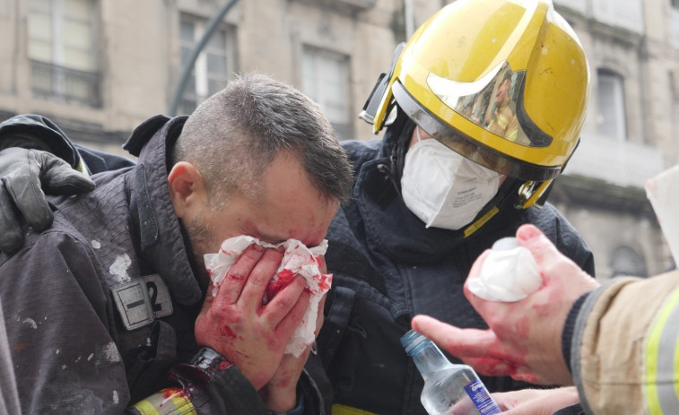 Un bombero del parque de Ribeira resulta herido en la concentración ante la Diputación de Ourense
