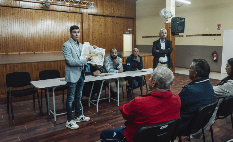 El gobierno de Ribeira se reúne con los vecinos de Aguiño para atender sus demandas en urbanismo