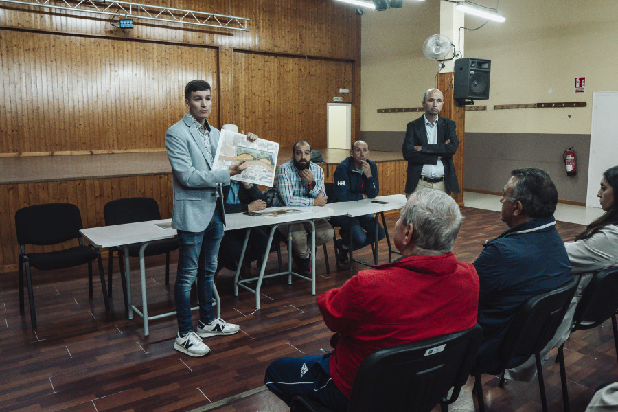 El gobierno de Ribeira se reúne con los vecinos de Aguiño para atender sus demandas en urbanismo