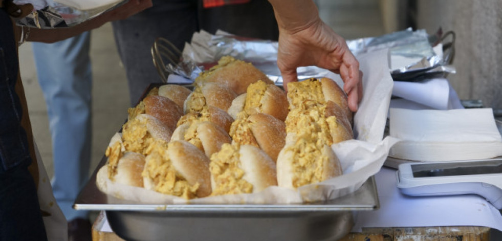 La alta cocina baja a la calle: largas colas para probar el mollete de tortilla que 