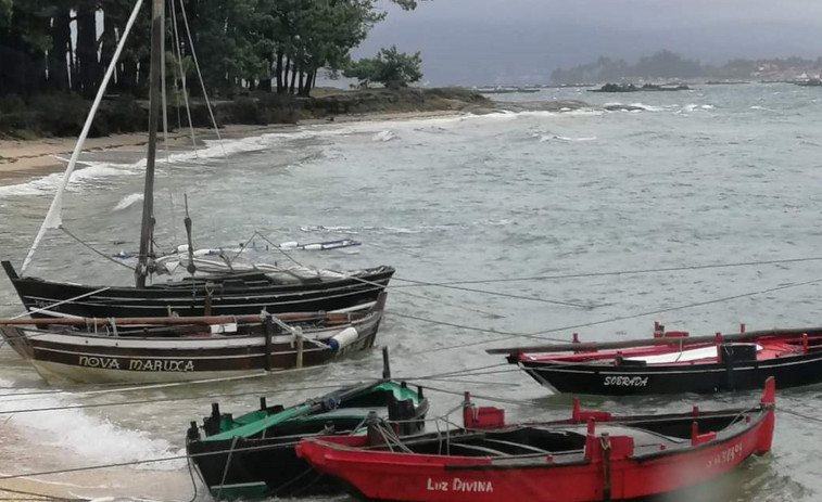 La flota tradicional de A Illa sufre nuevos daños ante la falta de opciones de abrigo
